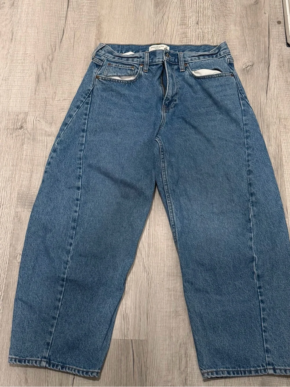 Abercrombie & Fitch Relaxed Boyfriend Jeans in Medium Blue